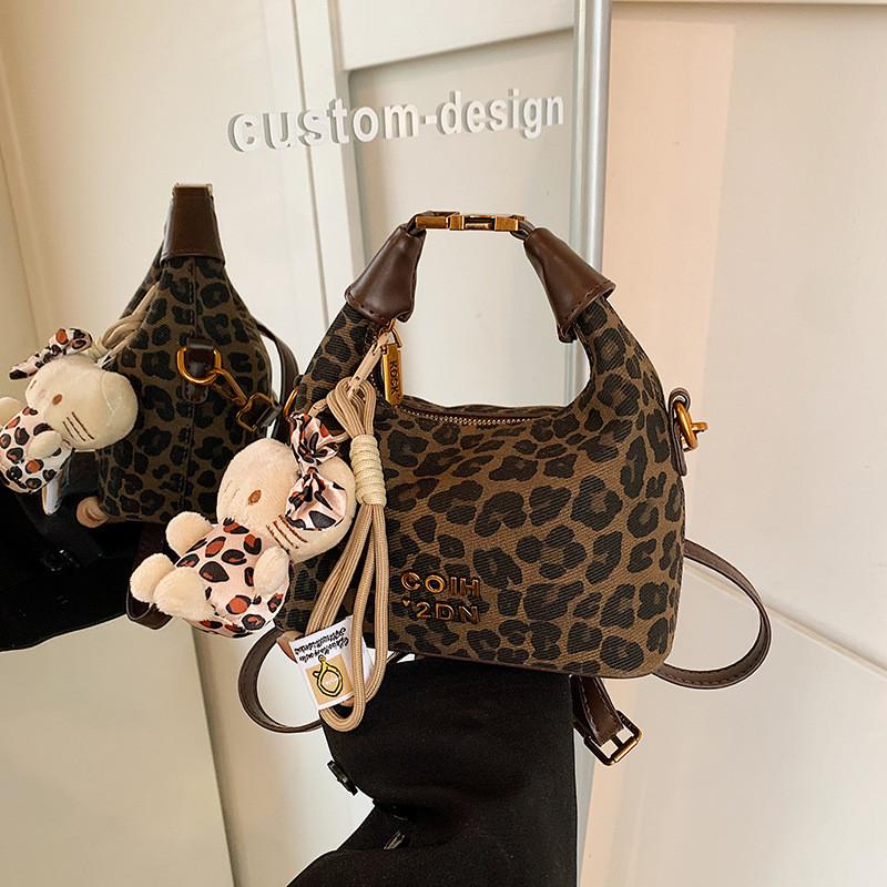 Ielgy Autumn Winter Retro Shoulder Messenger Bag Leopard Print Niche Design Portable Dumpling Bag No Pendent