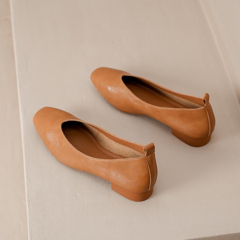 Leather mother shoes women's soft leather flat-soled single shoes spring new versatile soft-soled comfortable grandma shoes women's shallow mouth
