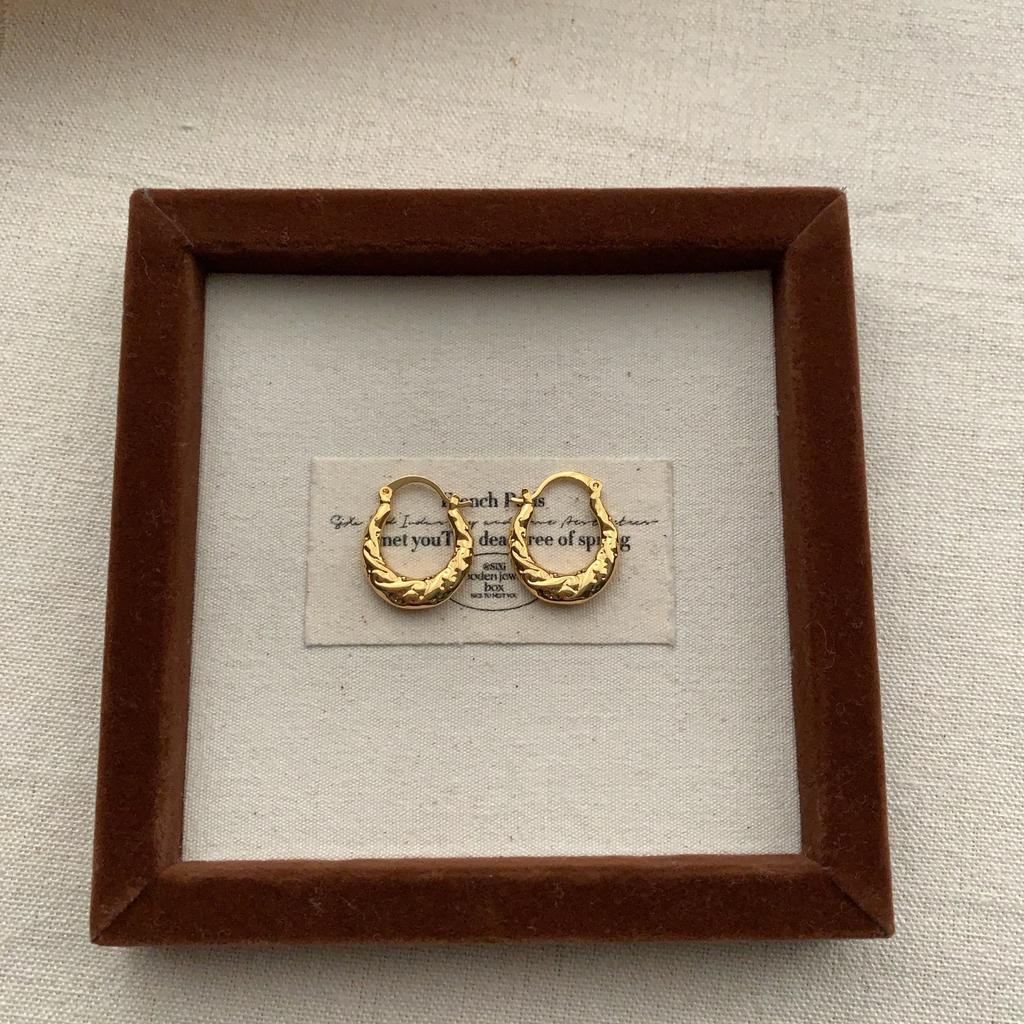 Light Luxury Red Velvet Stud Earrings Autumn And Winter Personalized Stud Earrings Temperament Advanced Warmth Elegant Retro Earrings