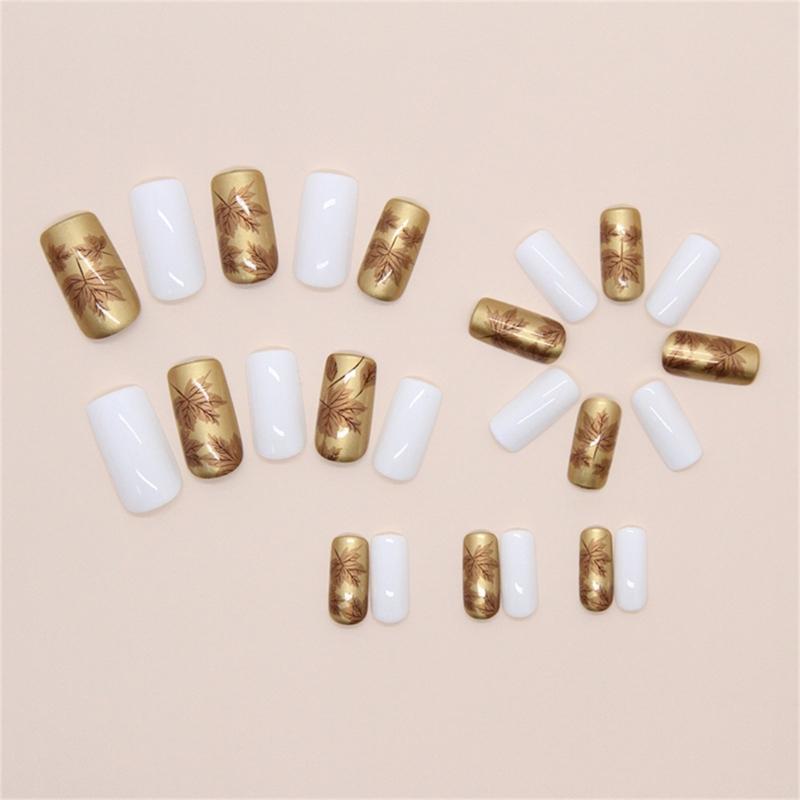 Élégant Ongle Press-On d'Automne 24 Pièces Blanc et Doré Brillant Forme Carrée Moyenne Couverture Complète avec Motif Feuilles d'Érable