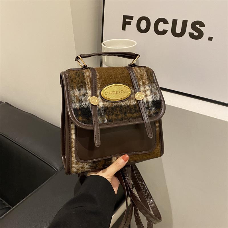 

2024 Spring Women s Minimalist Retro Commuter Crossbody Bag: Simple Fashion, Popular Small Square Design темно-коричневого кольору