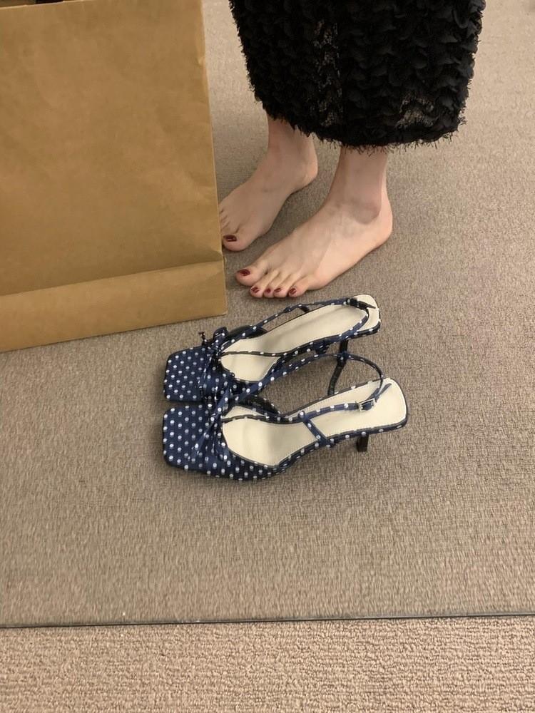 

Французские красивые босоножки на высоком каблуке в горошек с бантом женские 2025 новые весенне-летние вечерние легкие сандалии с квадратным носком на тонком каблуке прохладные шлепанцы 40