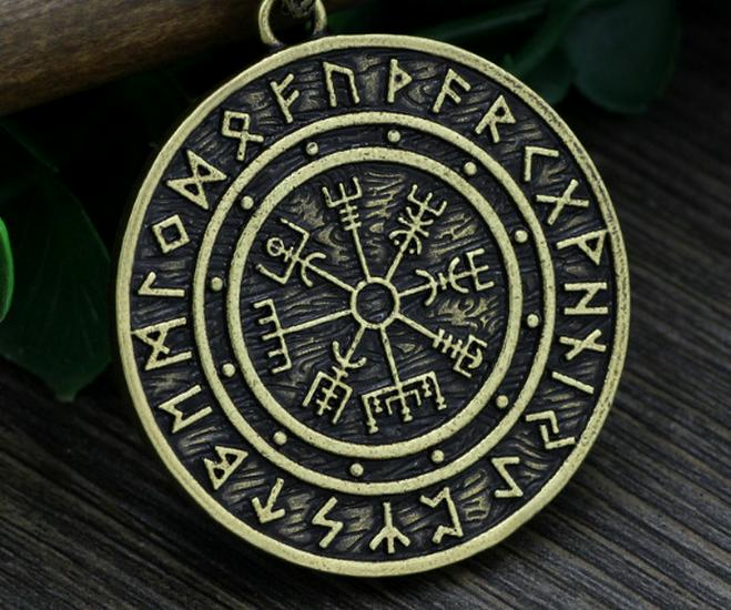 Nordic Viking Runes Compass Pendant Necklace - Men's Trendy Accessory