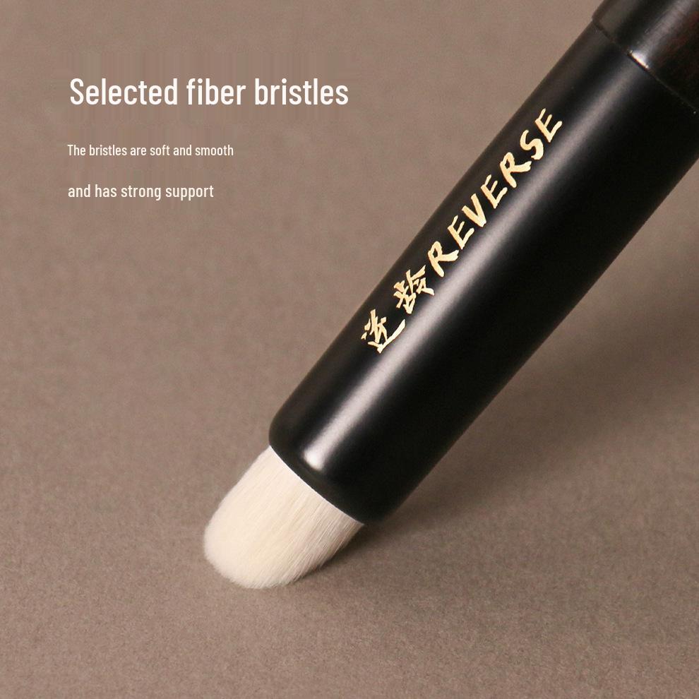 Sandalwood T05 Lip Brush: Soft Bristles, Round Head, Portable for Blending Lipstick.