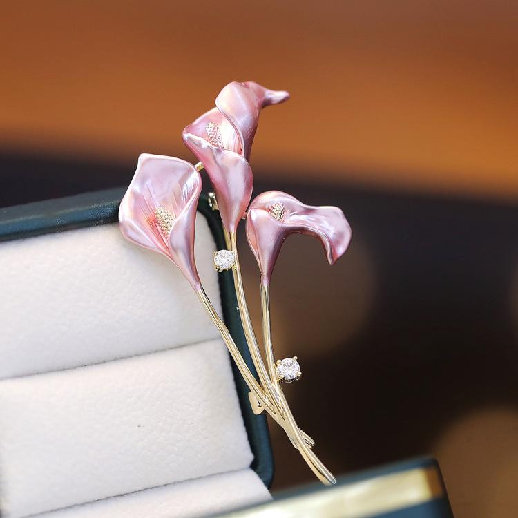 Rosa Calla-Lilien Brosche, High-End Mode und elegante Pflanzen Brosche, Nischen Pin, Anzug mit Accessoires