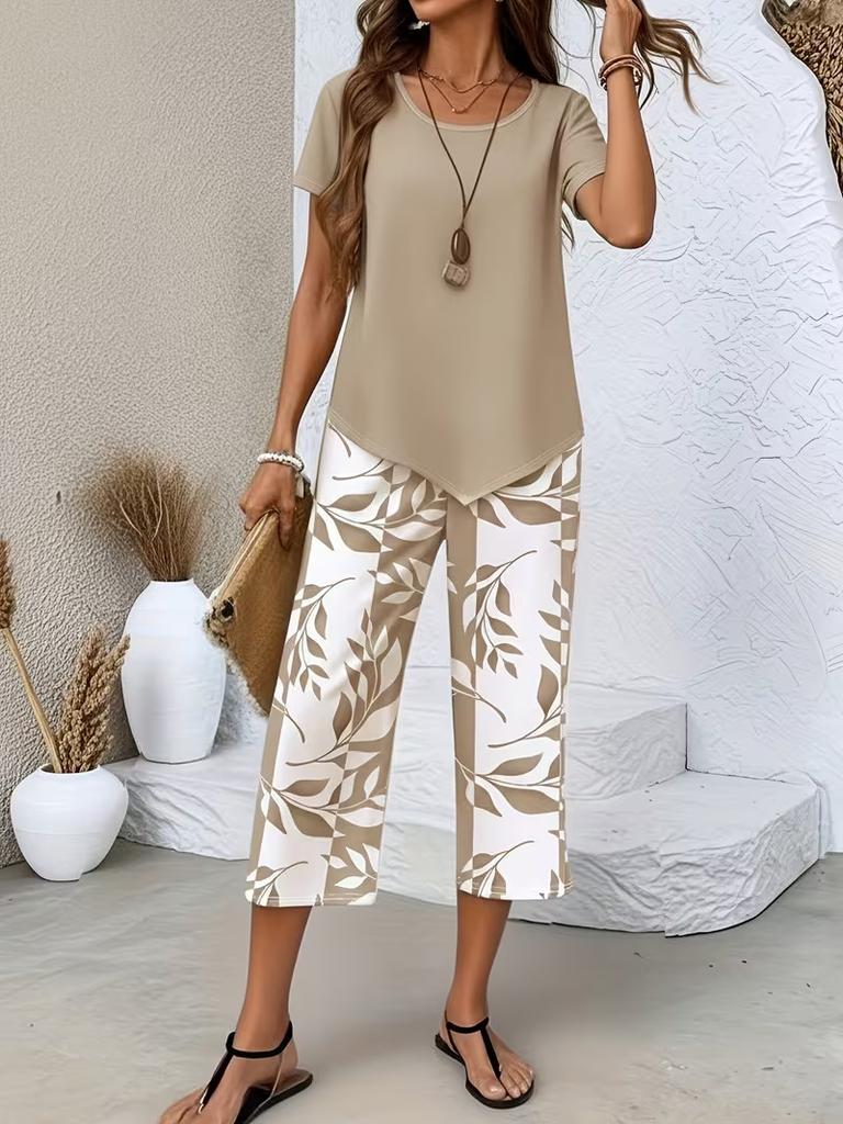 Hellblaues Zweiteiler-Set mit kurzen Ärmeln, Cropped-Top und bedruckter Hose