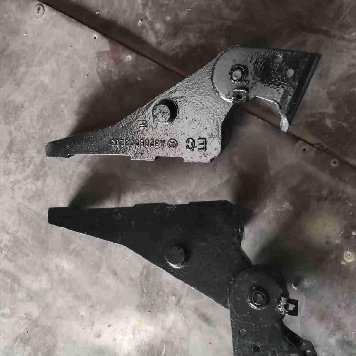 

Truck Chassis Cab Turning Bracket 6208903203/6208903303 (L&R) чорний