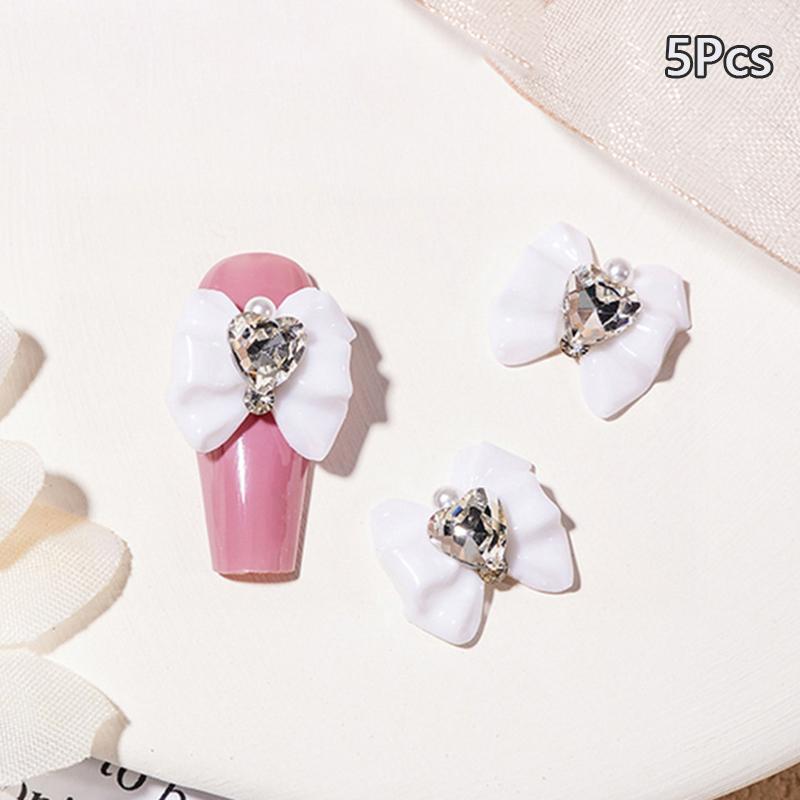 5 Stück 3D Harzschleife mit Glitzerherz Perle Nail Art Schmuck Dekorationen Frauen Nagelstudio Luxus Maniküre Charms