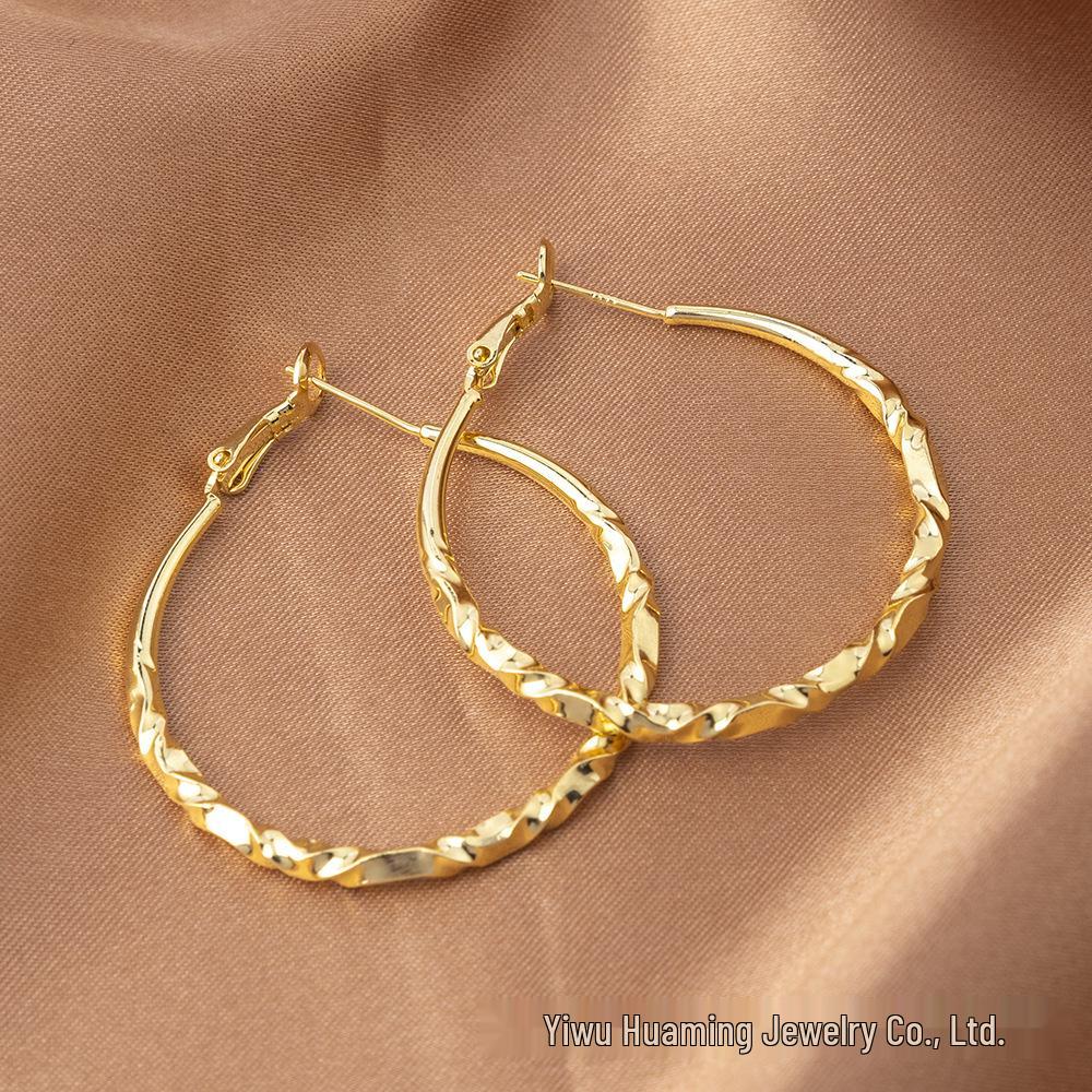 European & American Chic Hoop Earrings: Light Luxury, Sweet & Cool, Stylish & Versatile, Slimming Temperament.