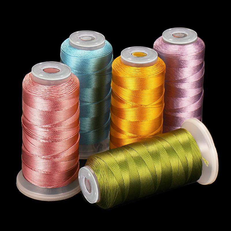 Czerwony pleciony sznurek 0,8 mm 18-żyłowy do nawlekania koralików, węzłów chińskich, frędzli, owijania drutem i bransoletek DIY.