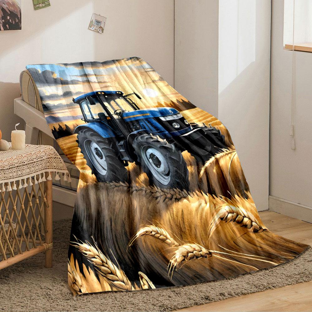 Un trattore blu in campi di grano dorato sotto un cielo al tramonto con nuvole. coperta per tutte le stagioni coperta per pausa pranzo regalo