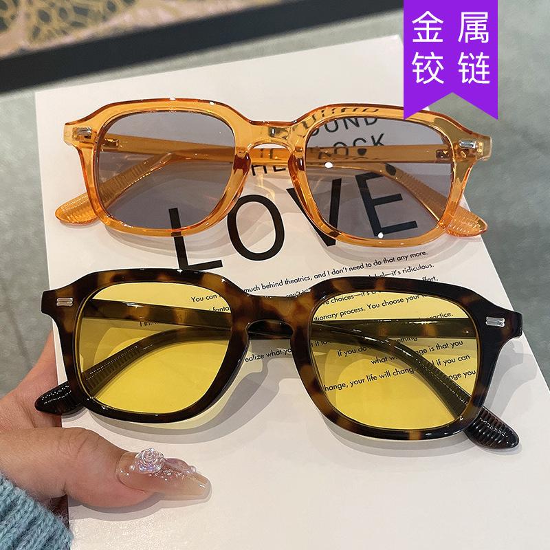 Korean Stylish Men Sunglasses Rivets Decoration Square Shape Sun Glasses for Women Holiday Travelling Sunglass for Women