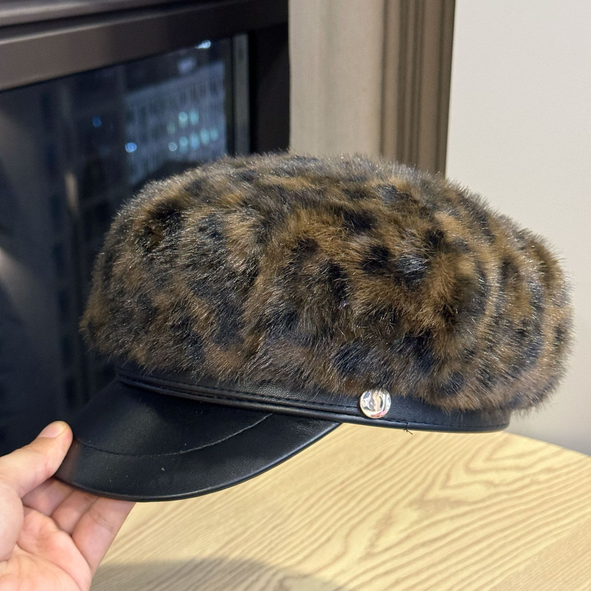 

Новая плюшевая восьмиугольная шляпа с леопардовым принтом для женщин на осень и зиму, универсальная шляпа британского художника, модный и крутой ПУ берет с козырьком, подчеркивающий лицо Adjustable