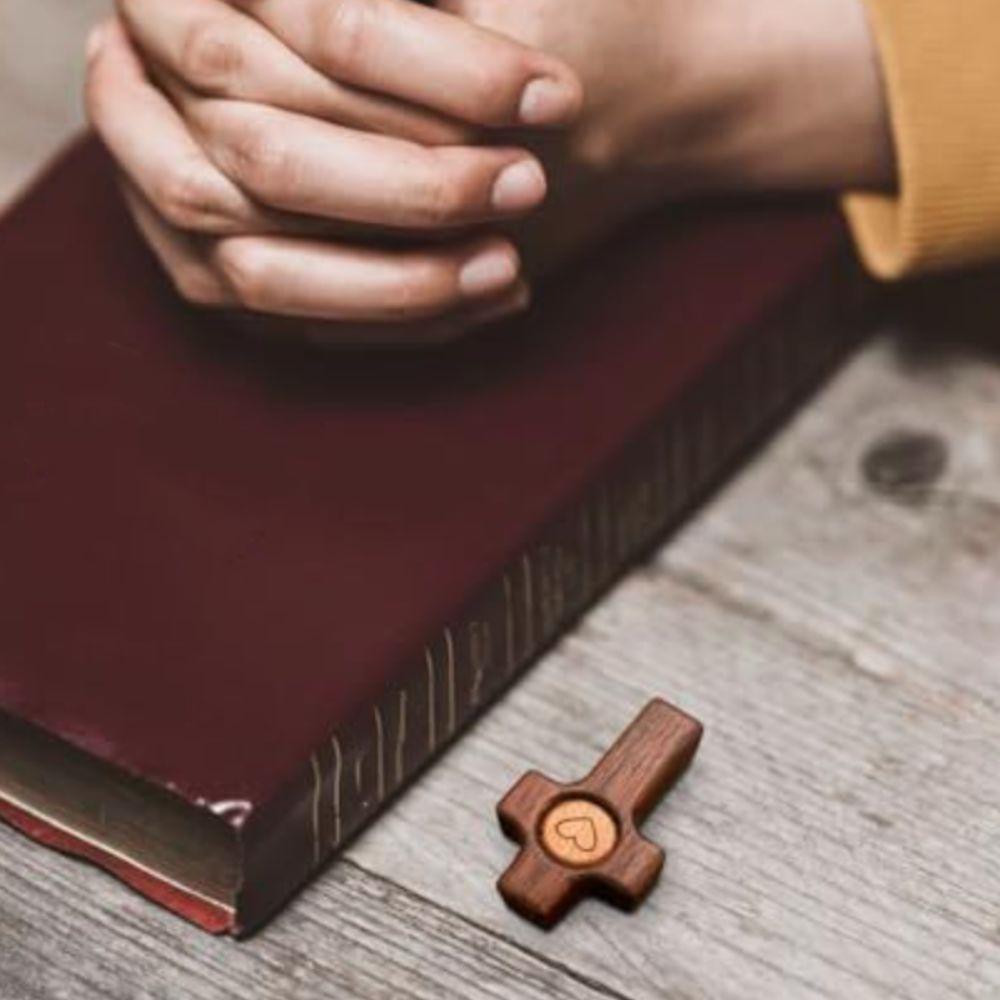 2 Piece Mini Handheld Wooden Cross Heart Pattern Cross Ornament Portable Thumb Cross  Christian