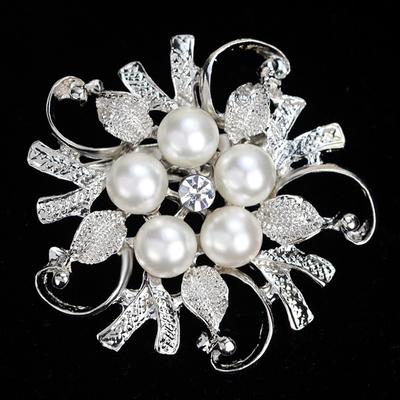 Uisite Imitation Pearl Rhinestone Flower Brooches For Women Elegant Circle Wreath Leaf Lapel Pins Wedding Decoration Jewelry
