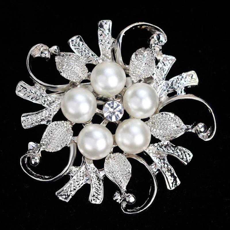 Uisite Imitation Pearl Rhinestone Flower Brooches For Women Elegant Circle Wreath Leaf Lapel Pins Wedding Decoration Zircon