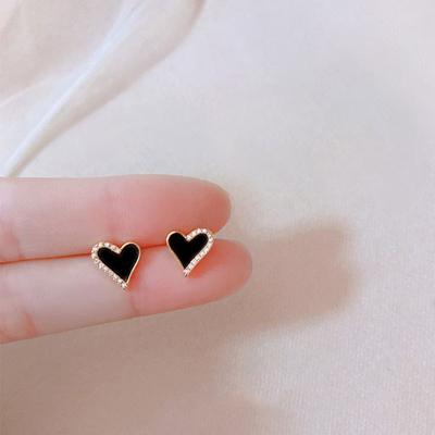 Mrazivé a Sladké Cool Čierne Lepidlo Láska Vykladané Diamantové Náušnice pre Ženy Nádherný Temperament Novoročný Nový Štýl