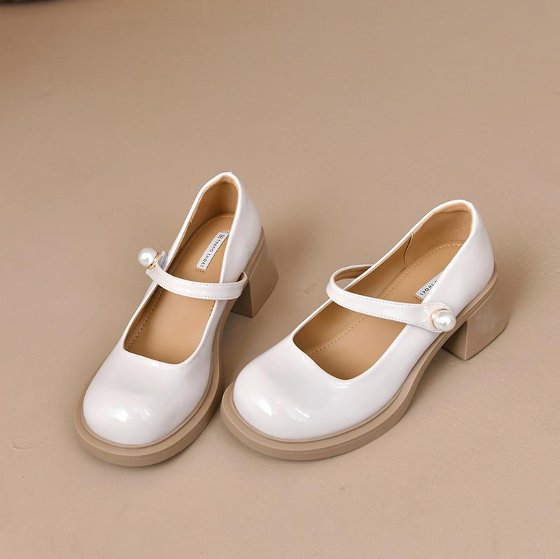 Dámské mělké kožené boty se sponou na silném podpatku