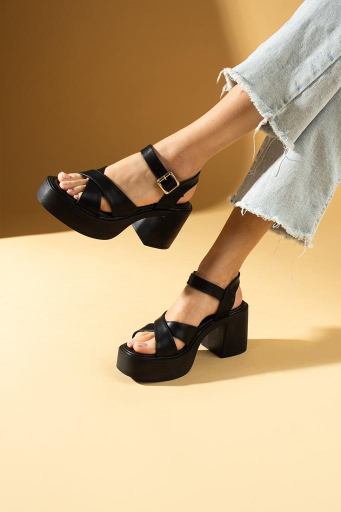 Sandały damskie na platformie z paskiem krzyżowym i klamrą na pięcie 36-503-24