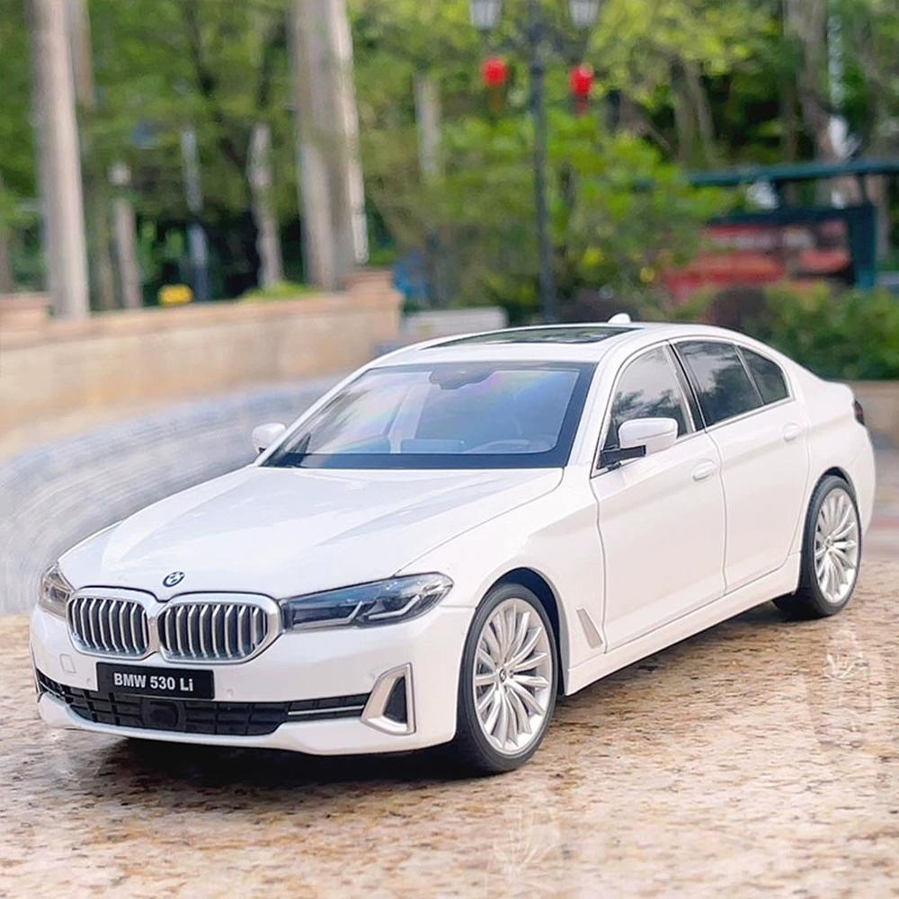 1:24 530Li M4 Miniature Model Toys Diecast Alloy Car Front Wheel Steering Sound Light Pull Back Vehices Kids Christmas Surprise
