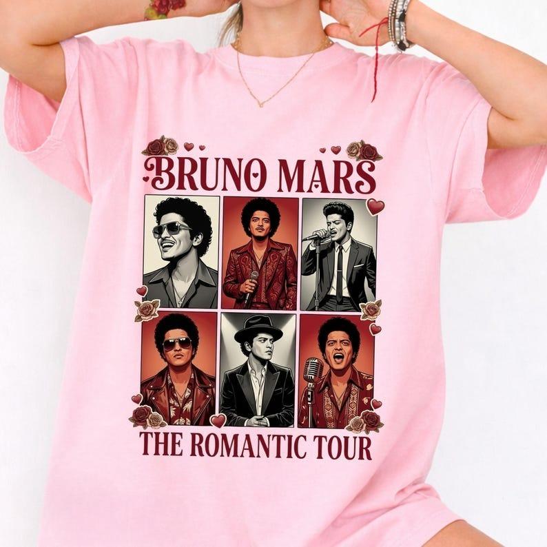 Moda Estiva Trendy T-shirt Uomo Donna Top Vintage Bruno Mars The Romantic Tour T-shirt 2026, Maglietta Pop Concert Retro, Regalo Unisex per Fan di Musica