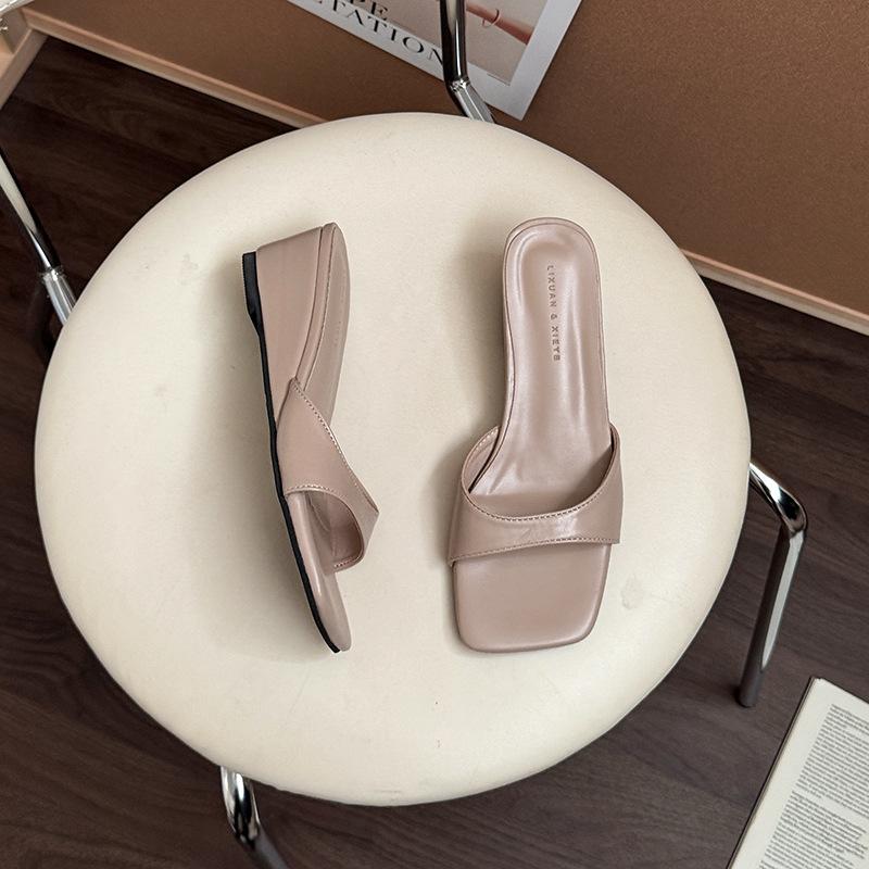 

Стильные, простые и универсальные босоножки с открытым носком и крутые шлепанцы для женской летней коллекции 2025 года, новая верхняя одежда, скошенный каблук, увеличивающие рост, крутые шлепанцы 35