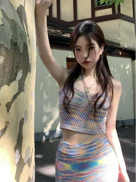 Set di vestito a righe arcobaleno lavorato a maglia con spalline sottili da donna - Perfetto per una vacanza estiva al mare fresca e dolce.