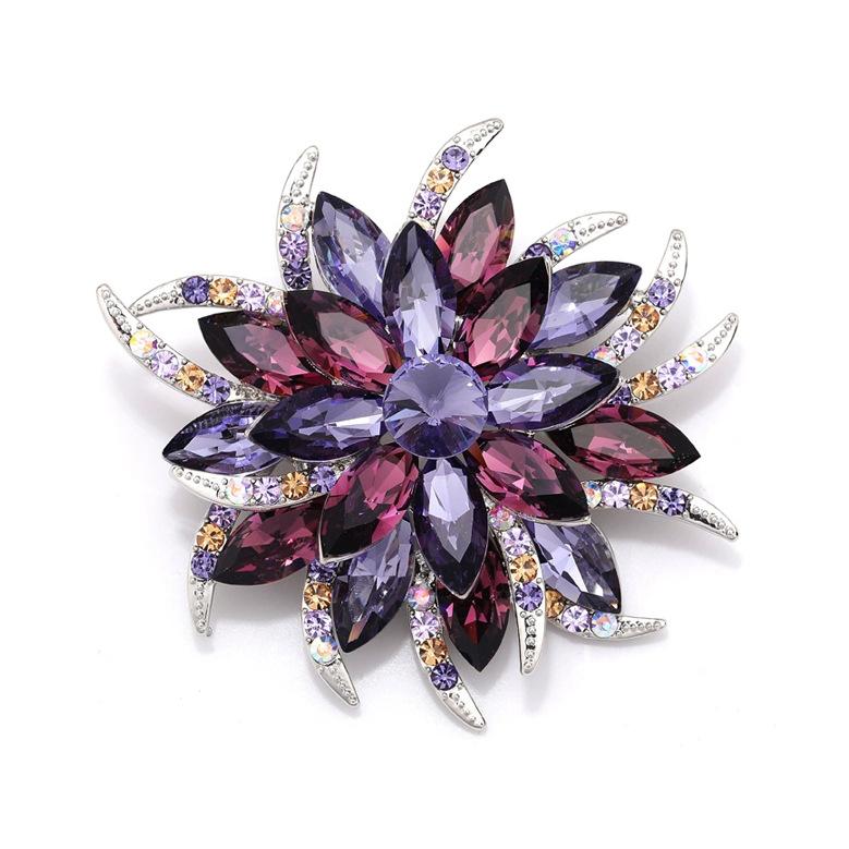 Kristallkünstlerische Blumenbrosche, hochwertige weibliche Eleganz, Temperamentbrosche, Nischen-High-End-Sinnesnadel, Luxus-Anzug-Accessoires