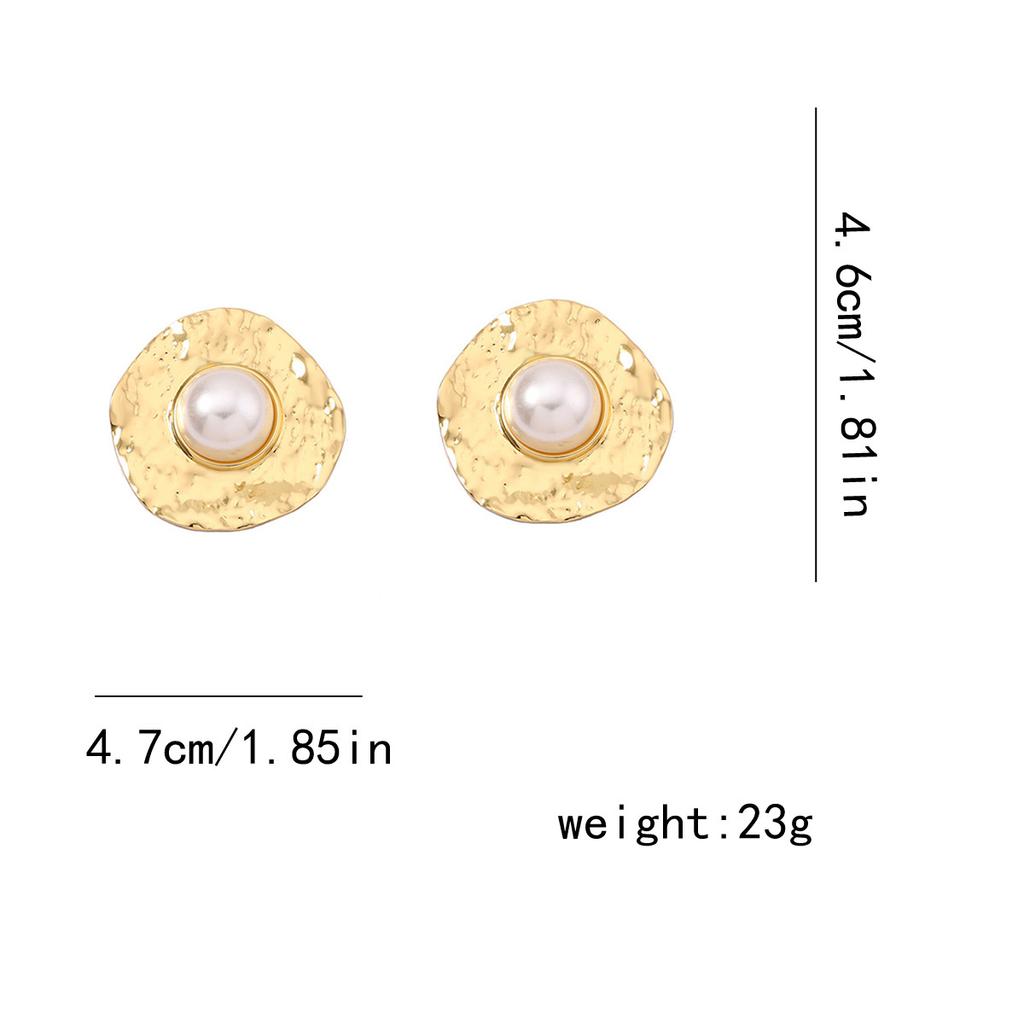 Die runden Ohrstecker mit leichtem Luxus und hochwertiger Sommer-Faux-Perle, geometrischer konkav-konvexer plissierter Textur, sind modisch und vielseitig.