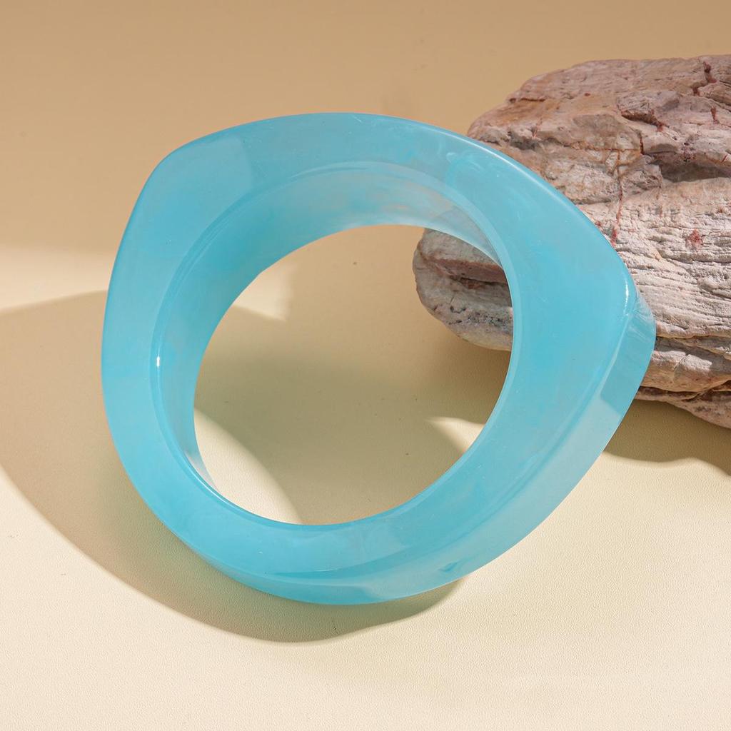Unique Retro Resin Bracelet: Personalized Fashion Jewelry for Women