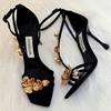 Ein-Wort-Frauen mit quadratischen Kopfsandalen 2025 Frühjahr und Sommer neue sexy Goldorchidee Satin offene Stiletto High Heels Frauen