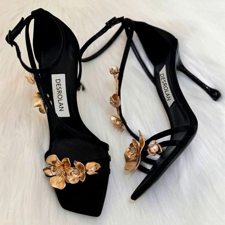 Ein-Wort-Frauen mit quadratischen Kopfsandalen 2025 Frühjahr und Sommer neue sexy Goldorchidee Satin offene Stiletto High Heels Frauen