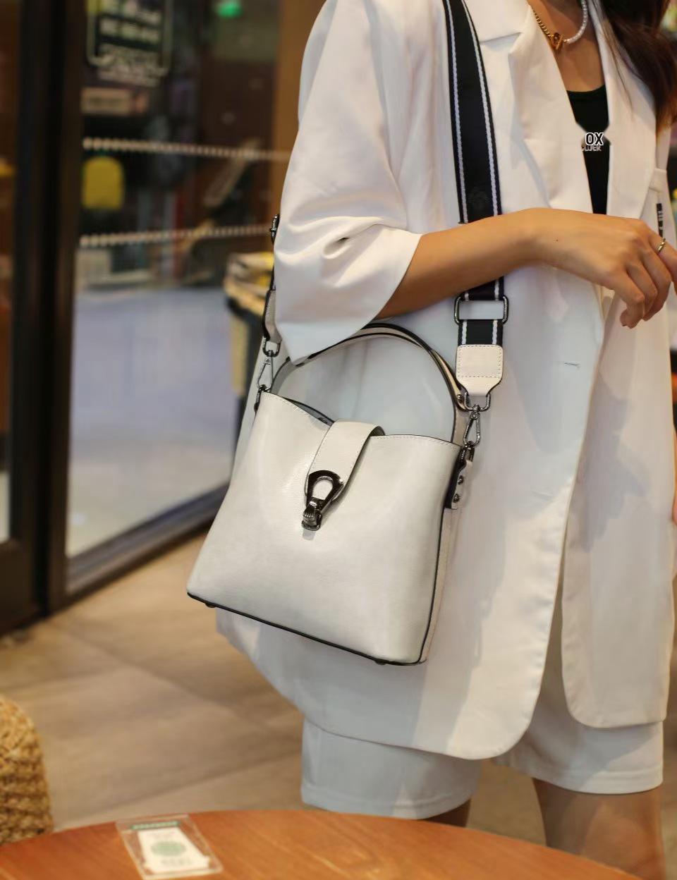 

Женская сумка-тоут в европейском и американском стиле из масляной вощеной кожи 20x10x18CM белый