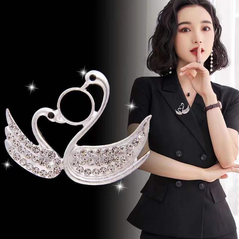 Korean Cute Cat and Diamond Butterfly Brooch for Men and Women - Fashionable Cardigan Pin and Corsage Accessory