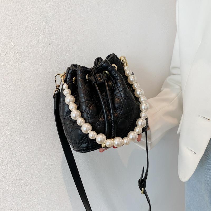 

Niche pearl spring and summer bag women s new women s shoulder messenger bag embroidery thread bucket bag tide чорний