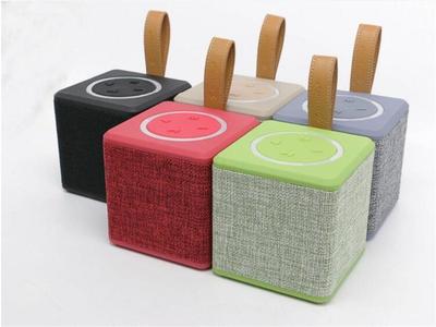 Moderne Faser-Tech-Würfel-Kabellose Bluetooth-Leinwand-Lautsprecher Rot