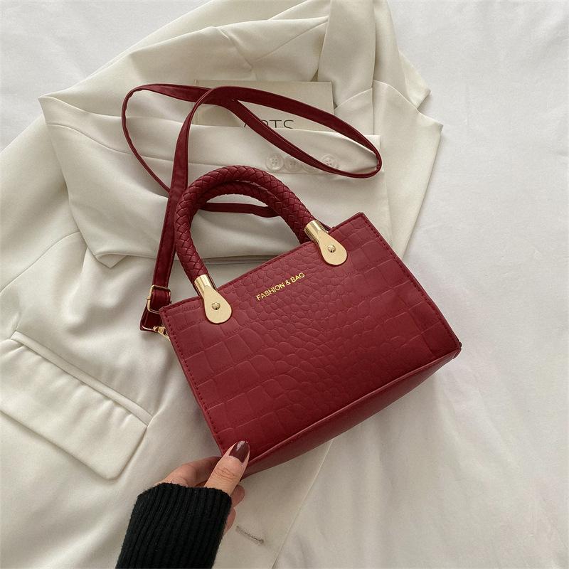 

Сумка Женская Сумка 2025 Модный Тренд Повседневная Портативная Маленькая Квадратная Сумка Корейская Версия Ретро На Плечо Кроссбоди Женская Маленькая Квадратная Сумка бордовый
