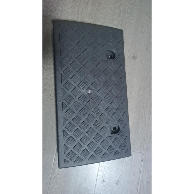 Plastic Ramp Pad: Car Uphill Climbing Slope Curb Threshold Speed Bump Step.