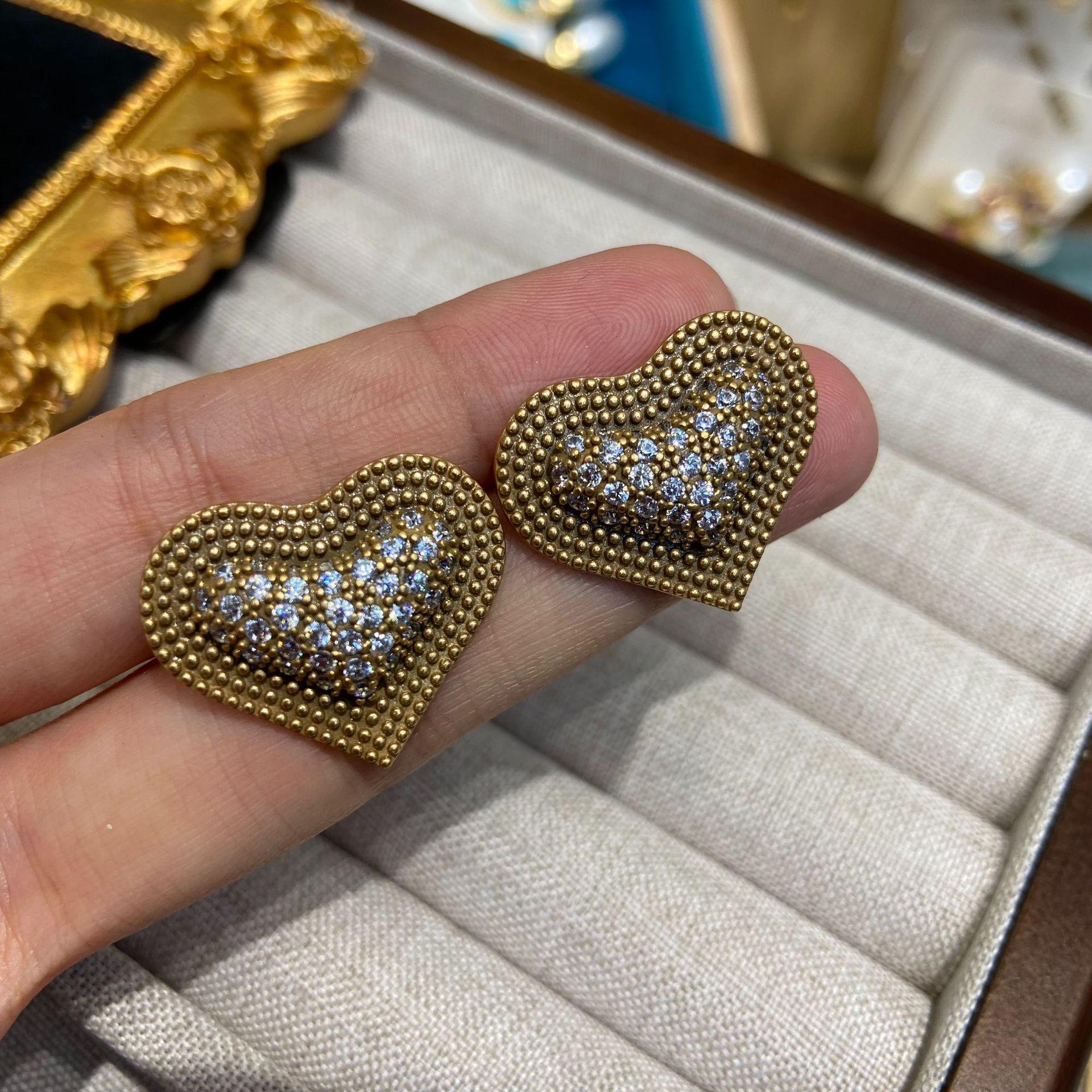 

Новые модные медные микро-инкрустированные циркониевые золотые серьги-гвоздики в форме сердца, темпераментные серьги высокого класса