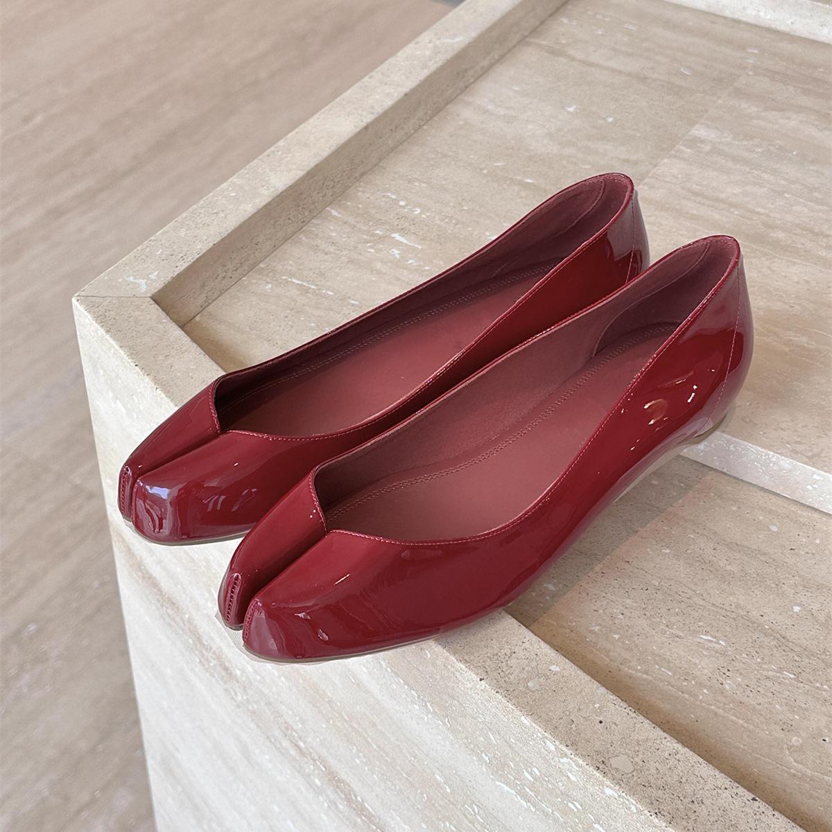 

Red-soled leather retro pig s trotters split-toed shoes women s 2025 new inner height increase Mary Jane light mouth flat-soled red single shoes 35 красный