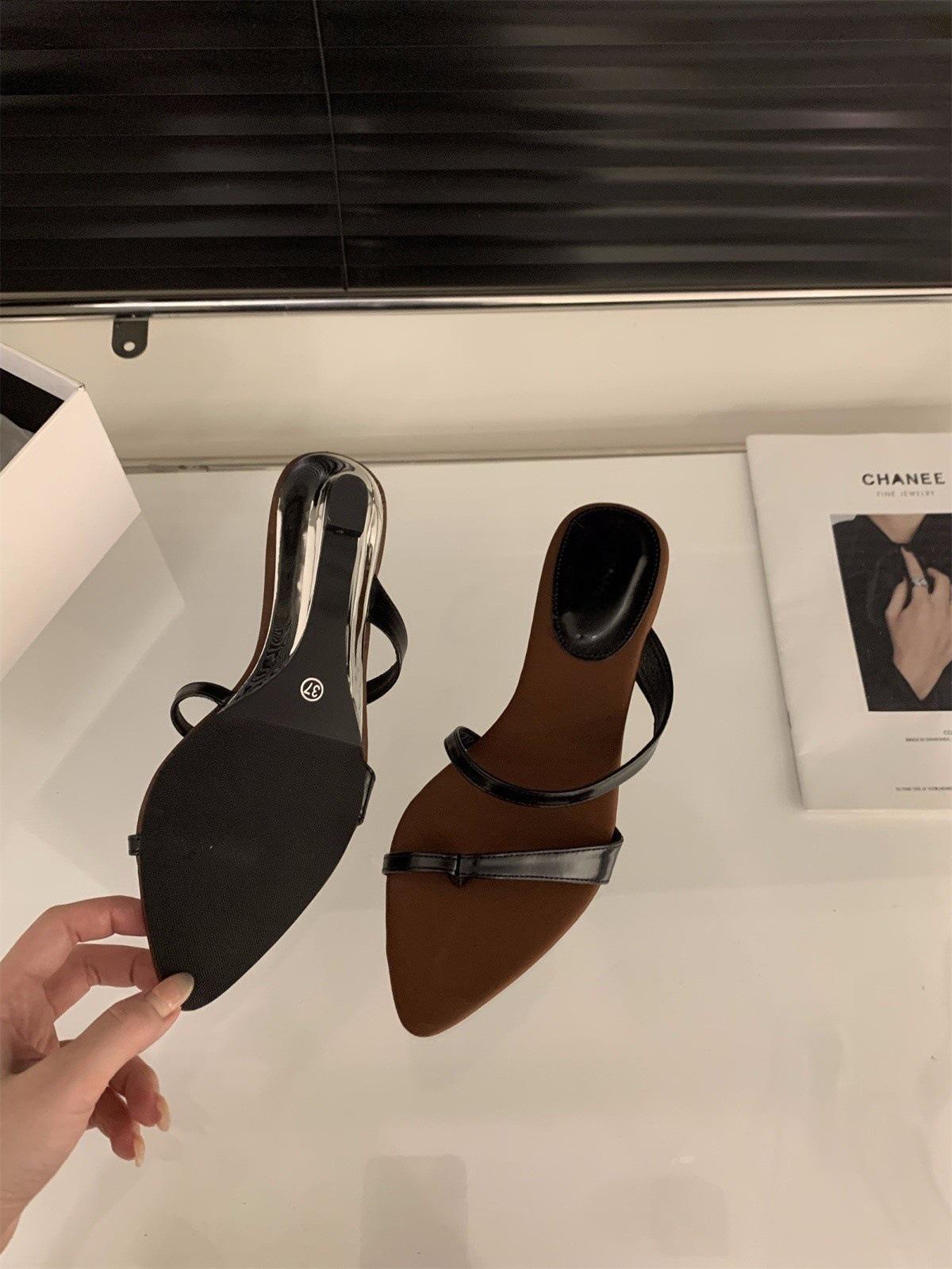 

Клиновидный каблук с закрытым носком французские маленькие крутые тапочки обувь феи 2025 новая летняя обувь нишевые тонкие ремешки римские сандалии 35