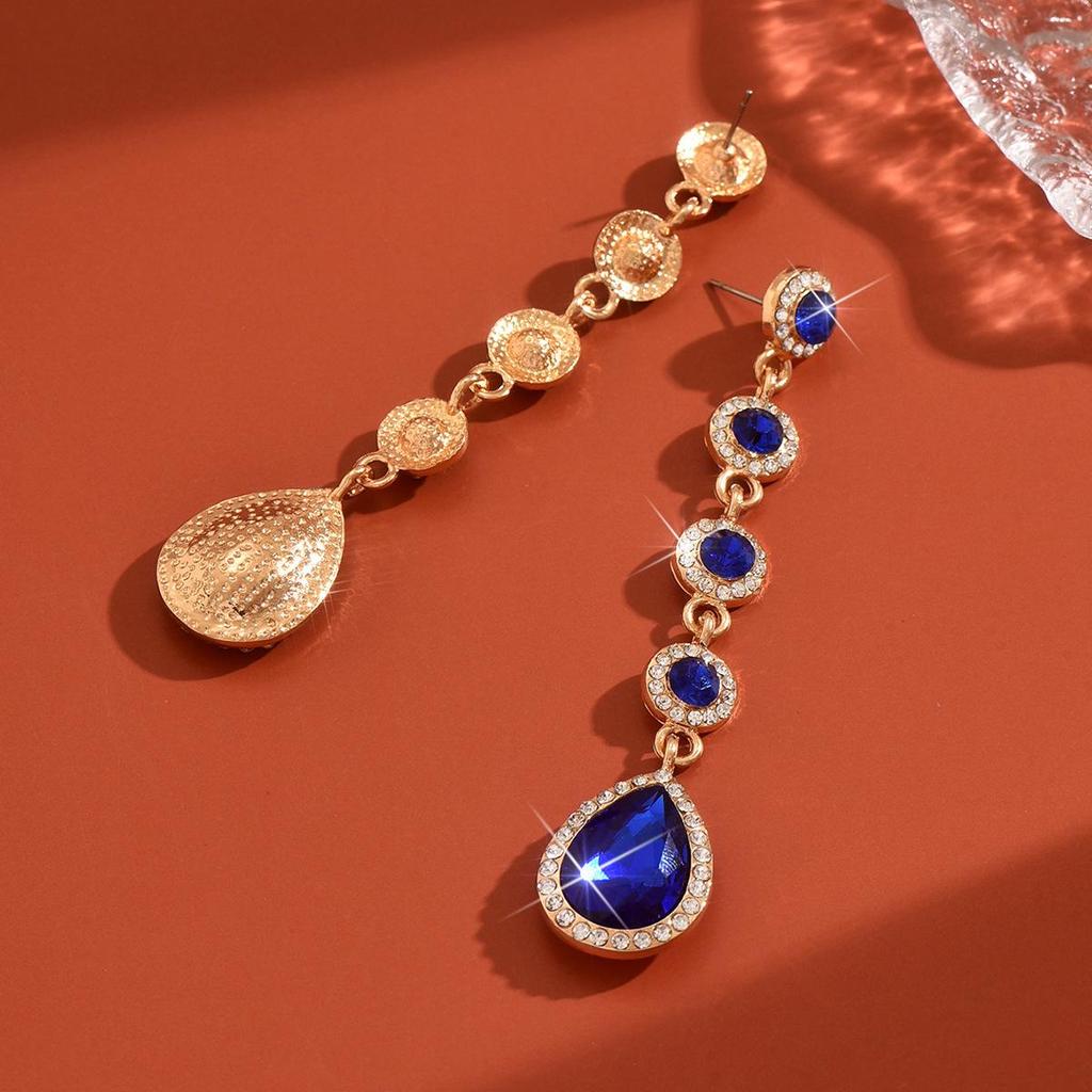 Retro Court Style Rhinestone Long Water Drop Earrings for Dinner Party Accessories.
