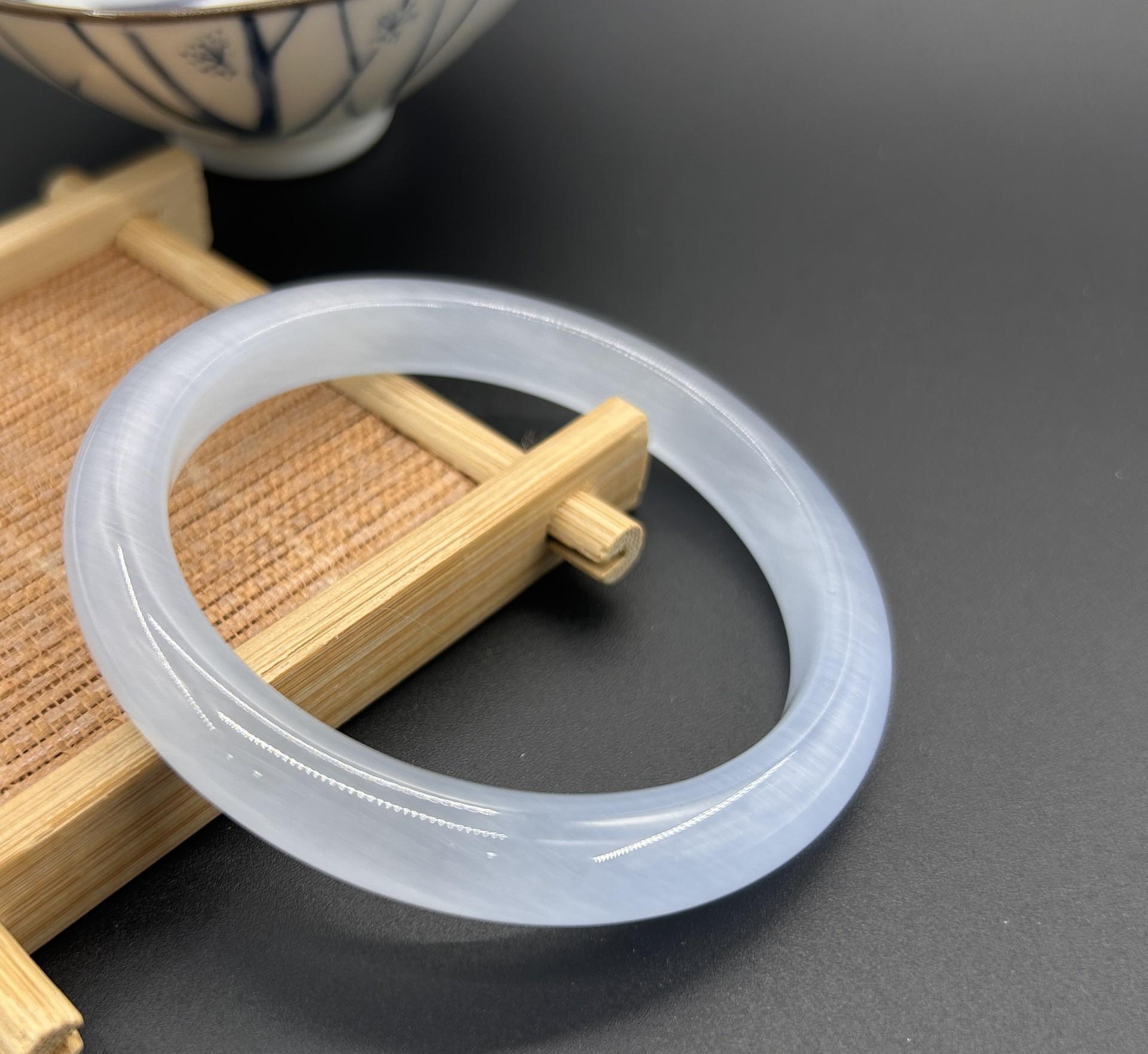 White Moonlight Cat s Eye Jade Stone Bracelet: Glowing Exquisite Gift for Her 51-52 mm circumference светло-синий