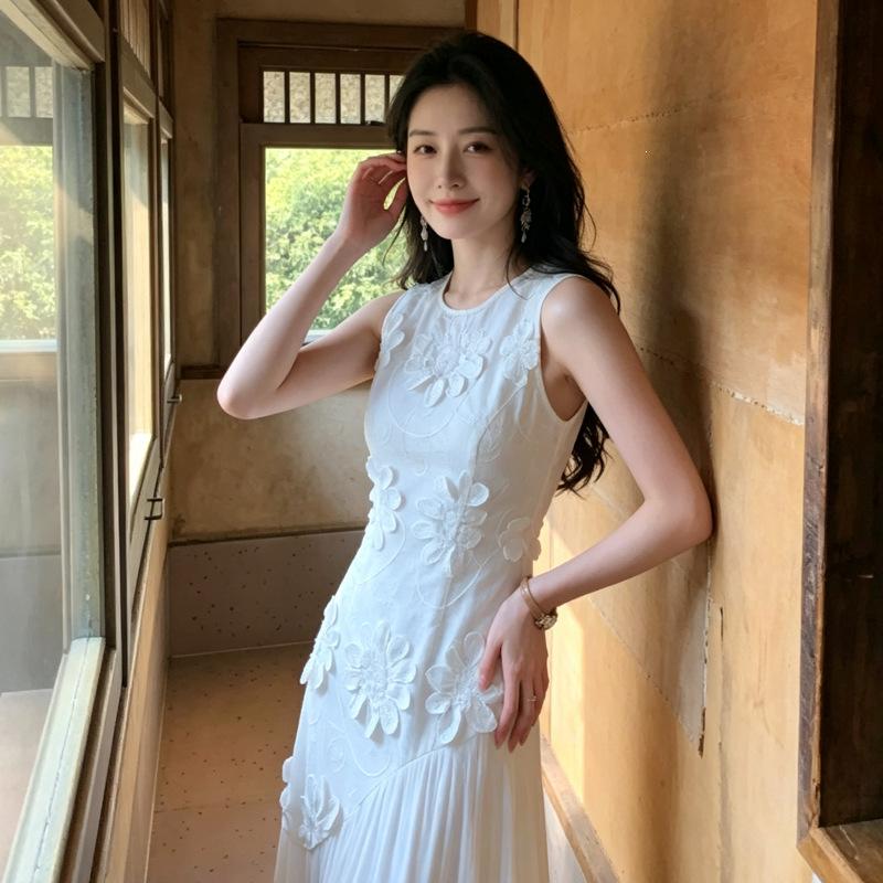 French Heavy Industry Three-dimensional Embroidery Sleeveless Solid Color Pleated Crew Neck Dress Women's Summer Vacation Huge Good-looking Vest