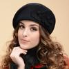Baretka Dvojitá kvetinová dekorácia Elegantná Klasická Hladká Mäkká Udržuje teplo Jednofarebná Jeseň Zima Dámska Čiapka Francúzskeho Umelca na Vonkajšie Použitie