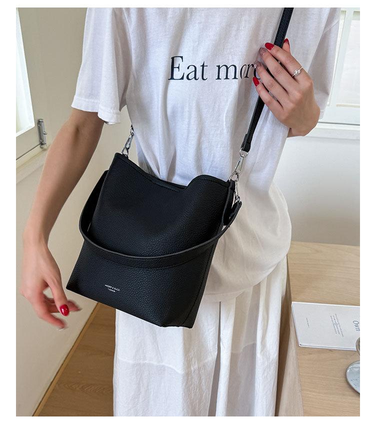 

Вместительная ретро сумка-ведро женская 2025 новая модная текстурная сумка-тоут для通勤, на плечо, кроссбоди