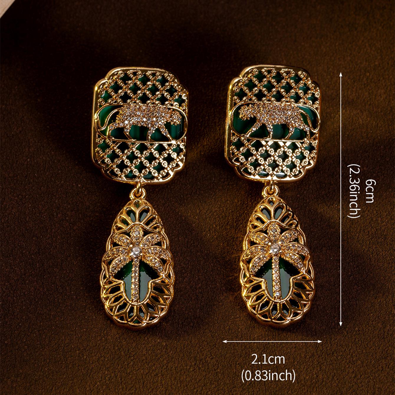 

European Court Style Rhinestone Stud Earrings: Vintage Hollow Design for Fall/Winter