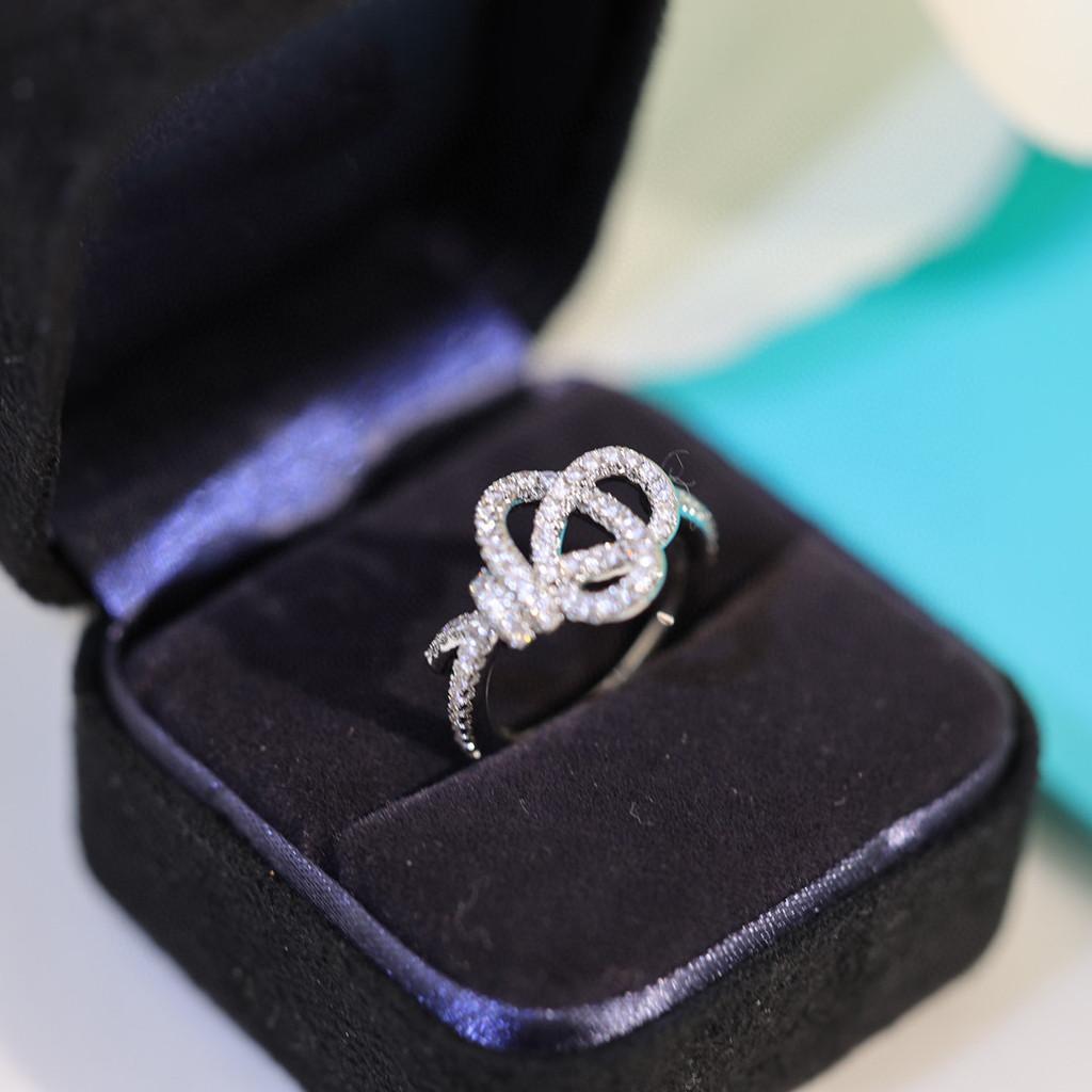 

The ring is made of aurous material, which is breathtakingly beautiful. This summer, the hottest new item is the dual color electroplating 8 серебряный