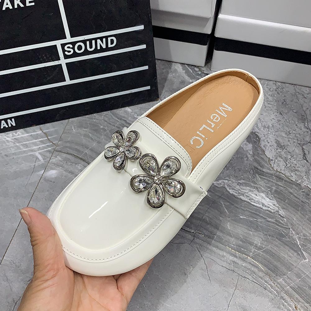 Модные Женские Тапочки с Цветами Большого Размера Повседневные Полутапочки Лакированные Женские Туфли Мягкая Подошва Женские Сандалии Летняя Обувь 43 белый 3560₽
