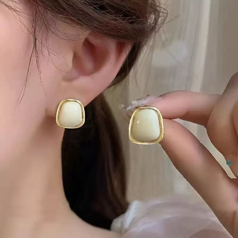 French Retro Simple Geometric Square High-end Sense Simple Commuting Stall Versatile Women's Stud Earrings